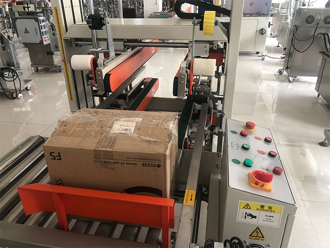 全自動(dòng)玻璃水紙箱裝箱機(jī)細(xì)節(jié)展示