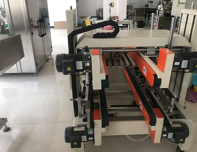 果汁飲料紙箱自動(dòng)裝箱機(jī)實(shí)拍圖